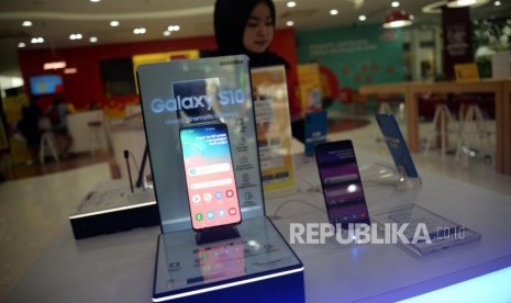 Karyawan menata Handphone/Smartphone disalah satu gerai di Jakarta, Kamis (7/4).