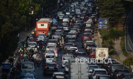 Sejumlah kendaraan terjebak kemacetan di kawasan Kasablanka, Jakarta, Selasa, (13/8).