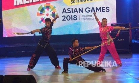 Penampilan Wushu  dalam konser 50 hari menuju Asian Games Indonesia- Palembang di Jakarta, Sabtu (30/6).