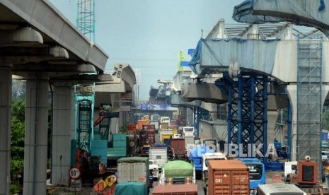 Sejumlah kendaraan melintas di dekat proyek pembangunan jalan tol layang Jakarta-Cikampek dan LRT di Bekasi, Jawa Barat, Selasa (23/4).