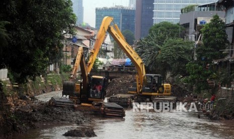 Pengerukan Kali Krukut. Sebanyak empat kali dan dua waduk di Jakarta Selatan dikeruk dalam rangka mencegah banjir.