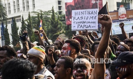 Massa yang tergabung dalam Mahasiswa Papua melakukan aksi solidaritas di Jalan Asia Afrika, Kota Bandung, Selasa (27/8).