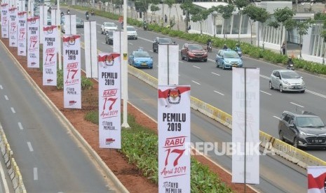 Spanduk Pemilu dipajang di sepanjang jalan (ilustrasi). Pemilu akan memberikan dampak pada pertumbuhan ekonomi 2024.