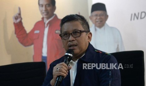 Sekretaris Tim Kampanye Nasional (TKN) Jokowi-Ma'ruf Hasto Kristiyanto memberikan keterangan pers di Posko Cemara, Jakarta, Ahad (30/12).