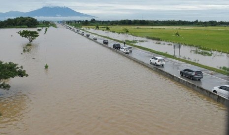 Susasana jalan tol Trans Jawa ruas Ngawi-Kertosono pada KM 603-604 yang terendam banjir di Desa Glonggong, Balerejo, Kabupaten Madiun, Jawa Timur, Kamis (7/3/2019).