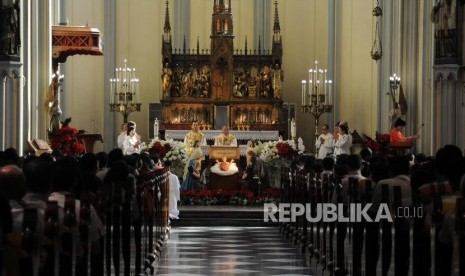 Sejumlah jemaat mengikuti ibadah di Gereja Katedral, Jakarta.