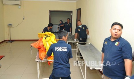 Petugas Forensik Rumah Sakit Polri membawa jenazah korban ledakan pabrik petasan di Rumah Sakit Polri.