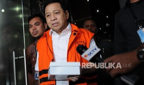 Terdakwa Kasus korupsi E-KTP Setya Novanto usai menjalani pemeriksaan di Gedung KPK, Jakarta, Senin (9/4).