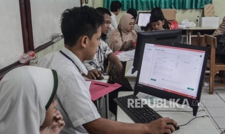 (ILUSTRASI) Sejumlah siswa melakukan pendaftaran Penerimaan Peserta Didik Baru (PPDB) secara daring.