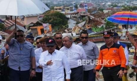 Wakil Presiden Ri Yusuf Kalla (tengah) berbincangan dengan Sekjen PBB Antonio Gutteres (kanan) dan CEO Bank Dunia Kristalina Georgiva (kiri) saat meninjau perumnas Balaroa, Palu Sulawesi Tengah, yang hancur akibat gempa bumi dan pergeseran tanah, Jumat (12/10).