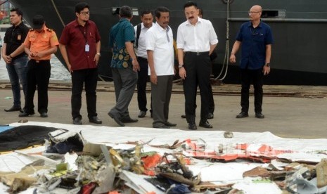 Pendiri Lion Group Rusdi Kirana (kedua kanan) saat meninjau barang-barang hasil evakuasi pesawat Lion Air JT610 di Dermaga JICT 2, Pelabuhan Tanjung Priok, Jakarta, Selasa (30/10).