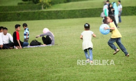 Sejumlah anak-anak bermain di taman Kebun Raya Bogor, Jawa Barat, Sabtu (23/12).