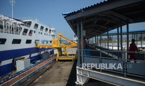 Penumpang berjalan menuju kapal ferry di Pelabuhan Bakauheni, Lampung, Kamis (31/5).