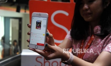 Pekerja  menunjukan aplikasi belanja online dikantor pusat Shopee Indonesia di Jakarta, Senin (14/1).