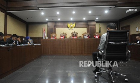 Terdakwa tindak pidana korupsi kasus KTP Elektronik Andi Agustinus alias Andi Narogong tertunduk saat sidang  dengan agenda  pembacaan tuntutan di Pengadilan Tipikor, Jakarta, Kamis (07/12).