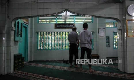 Sejumlah umat Muslim melaksanakan ibadah Shalat Dzuhur di Masjid Jami Al Mansur, Tambora, Jakarta Barat, Senin (18/12).