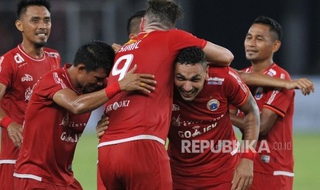 Pemain belakang Persija Jakarta Jaime Xavier (kedua kanan) melakukan selebrasi seusai mencetak gol ke gawang Borneo FC dalam pertandingan Liga 1 di Stadion Gelora Bung Karno, Senayan, Jakarta, Sabtu (14/4).