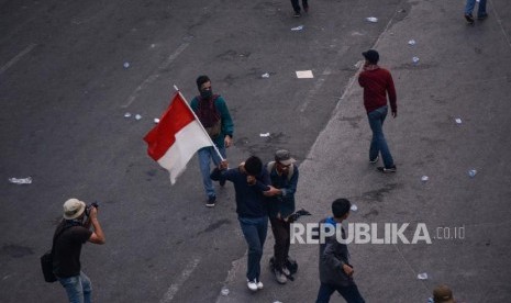 Massa aksi pelajar STM saat terlibat bentrok dengan polisi ketika melakukan aksi unjuk rasa tolak UU KPK hasil revisi dan RKUHP di Jalan Layang Slipi, Petamburan Jakarta, Rabu (25/9/2019).