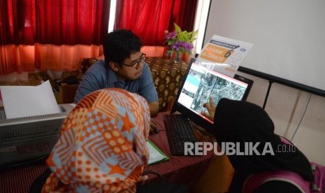 Sistem Zonasi Penerimaan Siswa  Baru. Wali murid mengisi data calon siswa di SMAN 8 Depok, Jawa Barat, Kamis (7/6).