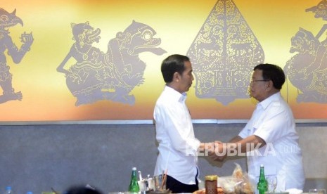 Presiden Joko Widodo bersama dengan Ketua Umum Partai Gerindra Prabowo Subianto saat pertemuan di FX Senayan, Jakarta, Sabtu (13/7).