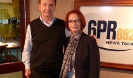 PM Australia Julia Gilard dan Penyiar Radio Howard Sattler