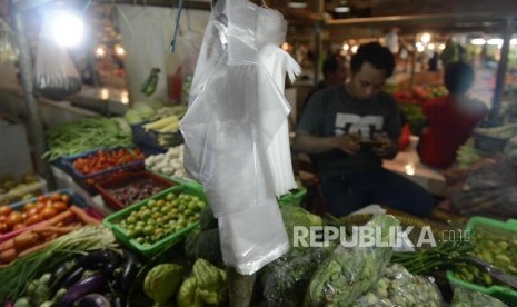 Pedagang saat beraktivitas di Pasar Senen, Jakarta, Rabu (3/7). Konsumsi merupakan salah satu penopang pertumbuhan ekonomi.