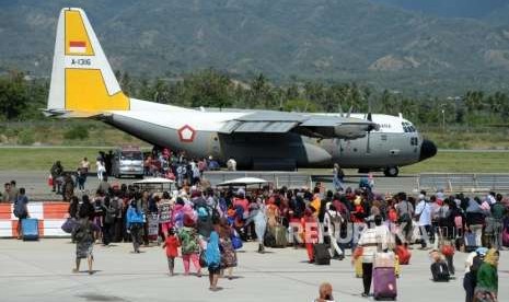 Sejumlah calon penumpang bersiap menaiki pesawat di Bandara Mutiara Sis Al Jufri, Palu, Sulawesi Tengah, Ahad (30/9).