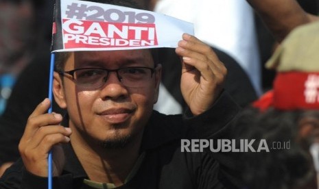 Ekpresi massa yang tergabung relawan nasional 2019 ganti presiden  saat mengikuti deklarasi akbar relawan nasional #2019GantiPresiden di Taman Aspirasi Monas, Jakarta, Ahad (6/5).