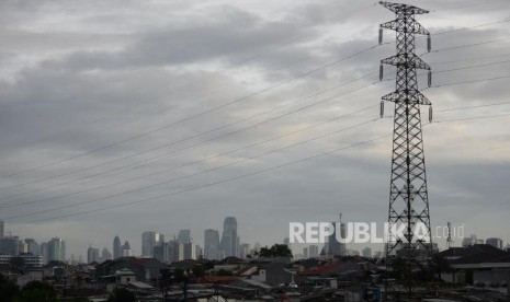 Sejumlah Gedung bertingkat dan permukiman penduduk berdekatan dengan menara Saluran Udara Tegangan Ekstra Tinggi (Sutet) di Jakarta, Selasa (30/1).