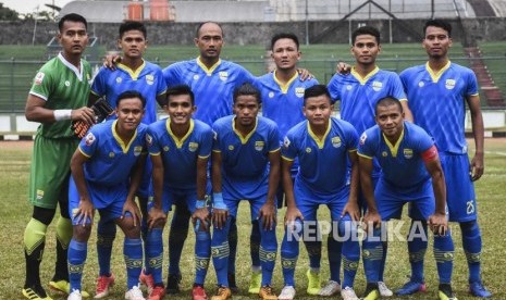 Blitar Bandung United Menang. Pemain Blitar Bandung United FC melakukan sesi foto sebelum pertandingan Sepak Bola lanjutan Liga 2 2019 di Stadion Siliwangi, Kota Bandung, Ahad (7/7).