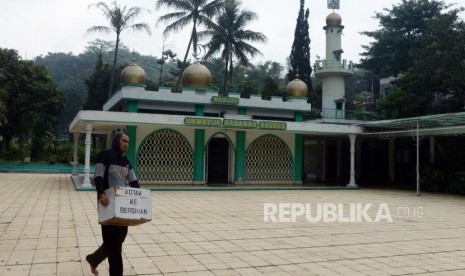 Marbot masjid membawa kotak amal di Masjid Uswatun Hasanah, Nagreg, Kabupaten Bandung, Jawa Barat, Senin (29/4).