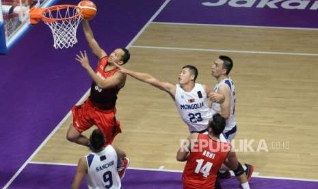 Pebasket Indonesia Arki Dikania Wianu berusaha memasukan bola saat melawan Mongolia pada pertandingan babak penyisihan Grup A cabang bola basket Asian Games 2018 di Hall Basket Senayan, Jakarta, Sabtu (25/8).