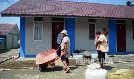 Huntara Pengungsi Gunung Sinabung. Aktivitas warga di Hunian Sementara (Huntara) Pengungsi Gunung Sinabung di Jandi Meriah, Karo, Sumatra Utara, Kamis (22/2).