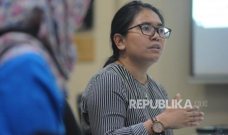 Peneliti CIPS, Imelda Freddy memberikan keterangan kepada perwakilan Harian Republika saat melakukan kunjungan ke  kantor Harian Republika, Jakarta, Jumat (9/3).