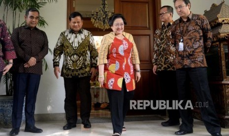 Ketua Umum PDI Perjuangan Megawati Soekarnoputri bersama Ketua Umum Partai Gerindra Prabowo Subianto usai melakukan pertemuan di kediaman Jalan Teuku Umar, Jakarta, Rabu (24/7).