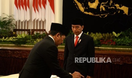  Kepala Badan Siber dan Sandi Negara Djoko Setiadi menandatangani naskah berita acara pelantikan Kepala BSSN oleh Presiden Joko Widodo di Istana Negara, Jakarta, Rabu (3/1).