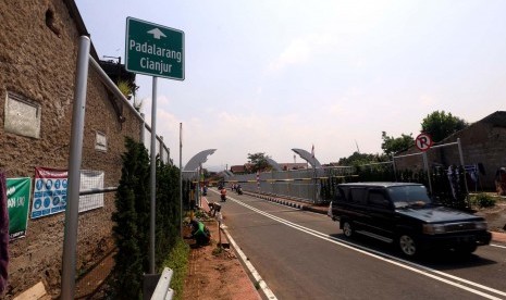  Selama puluhan tahun warga di tiga desa di Kecamatan Cugenang, Kabupaten Cianjur, berharap agar perbaikan jalan kabupaten sepanjang dua kilometer segera terwujud.