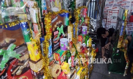 Pekerja menyelesaikan pembuatan parsel di kawasan Cikini, Jakarta (2/6).