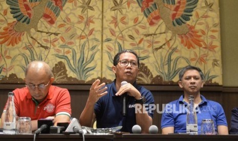 Wakil Ketua Umum PSSI, Joko Driyono (tengah) bersama pengurus PSSI  memberikan keterangan kepada media terkait keputasan yang di ambil oleh PSSI di Jakarta, Kamis (20/12).