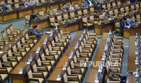 Sejumlah anggota DPR mengikuti sidang paripurna DPR RI 