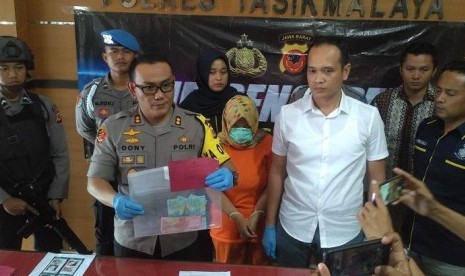  Kapolres Tasikmalaya AKBP Doni Eka Putra saat konferensi pers didampingi Kasat Reskrim Polres Tasikmalaya AKP Siswo De Cuellar Tarigan, Rabu (25/9).