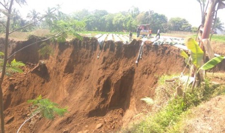  Lahan pertanian seluas lebih kurang satu hektare di Desa Karangmukti Kecamatan Salawu Kabupaten Tasikmalaya longsor, Selasa (1/10/2019). 