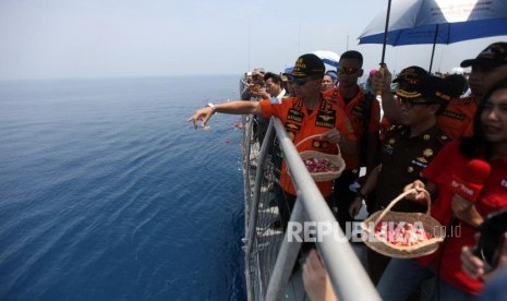 Kepala Basarnas M. Syaugi menaburkan bunga untuk para korban pesawat Lion Air JT-610 yang jatuh di KRI Banjarmasin 592 di Perairan Karawang, Jawa Barat, Selasa (6/11).