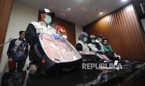 Barang Bukti. Wakil Ketua KPK Basriah Padjaitan (Kanan) dan Juru Bicara KPK Febri Diansyah (Kiri) bersama penyidik memperlihatkan barang bukti hasil OTT Anggota DPRD Provinsi Jambi saat konfrensi pers di Gedung KPK, Jakarta, Rabu (29/11).