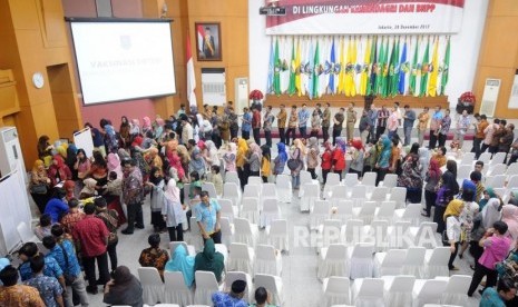 Antisipasi Difteri. Sejumlah pegawai Kementerian Dalam Negeri (kemendagri) dan Badan Nasional Pengelola Perbatasan (BNPP) mengikuti vaksinasi Difteri di Kantor Kemendagri, Jakarta, Kamis (28/12).