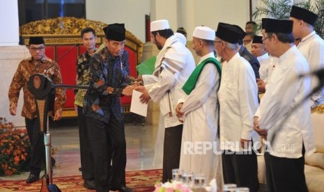 Presiden RI Joko Widodo berjabat tangan dengan para ulama, kiai dan habib se-Jadetabek di Istana Negara, Jakarta, Kamis (7/2).