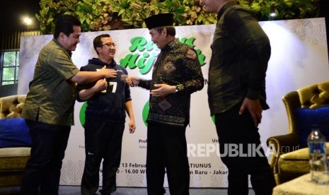 RABU HIJRAH. Tokoh muda nasional,Erick Thohir (kiri), Founder Paytren Yusuf Mansur (kedu dari kiri), dan Dewan Pembimna YPI Masjid Al Azhar Jimly Asshiddiqie (kedua kanan) dan founder Rabu Hijrah Arief Rosyid (kanan) pada acata Rabu HIjrah di Jakarta, Rabu (13/2).