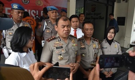  Kapolres Bogor AKBP Andy Mohammad Dicky dalam konferensi pers RN (36), pelaku pembunuhan terhadap SM (70) dan HN (65)