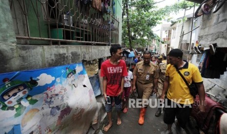 Gubernur DKI Jakarta Anies Baswedan(tengah) melakukan peninjauan ke wilayah yang terkena banjir di Gang Arus, Cawang, Jakarta Timur, Selasa (6/2).