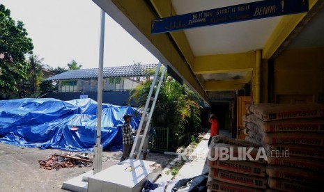 Rehabilitasi Sekolah. Pekerja melakukan perbaikan sekolah yang rusak di SDN 04 Cawang, Jakarta Timur, Selasa (31/10).